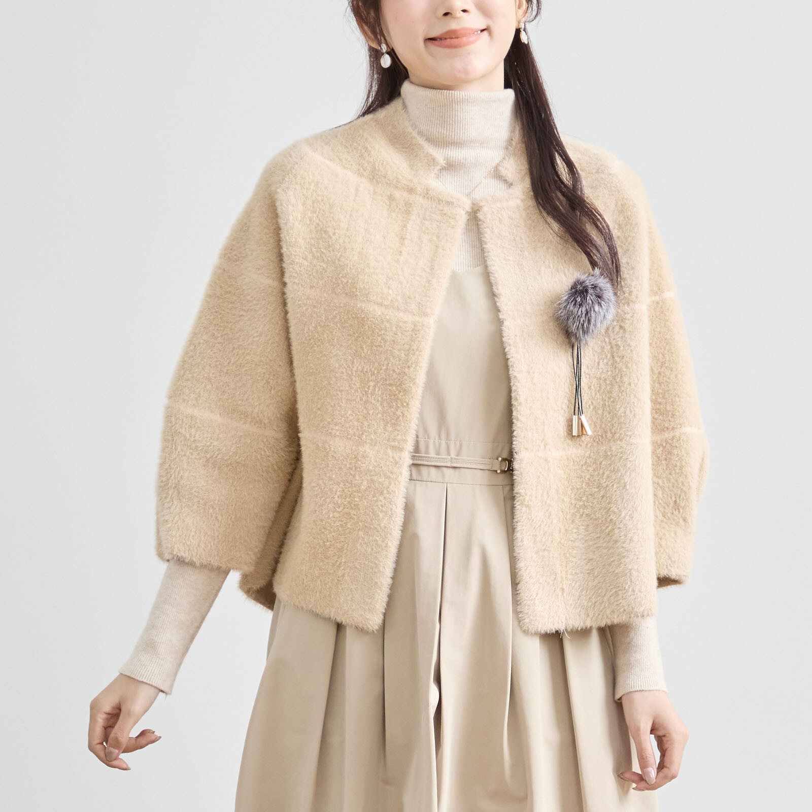 【レディース】コサージュ付きふわふわニットショートコート