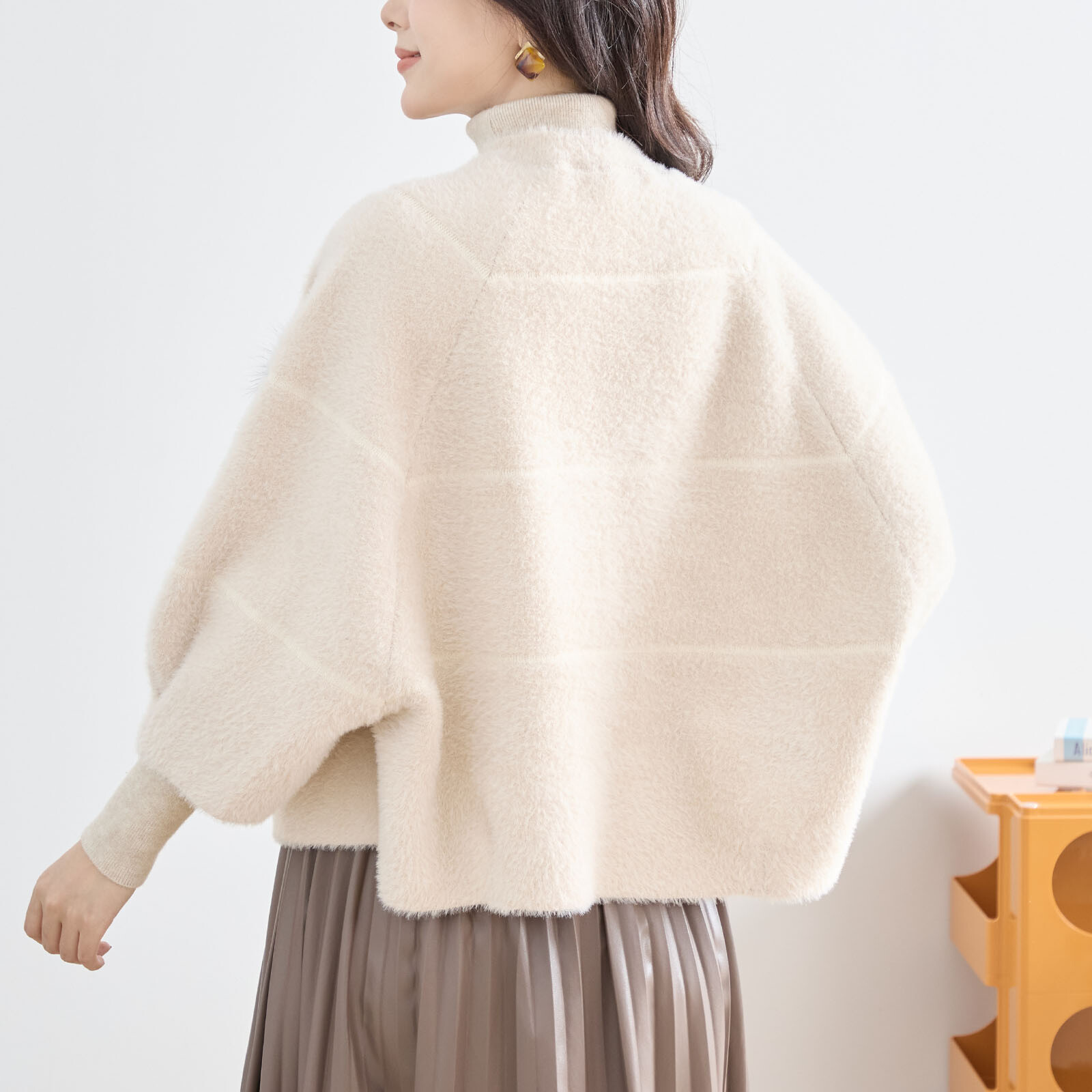 【レディース】コサージュ付きふわふわニットショートコート