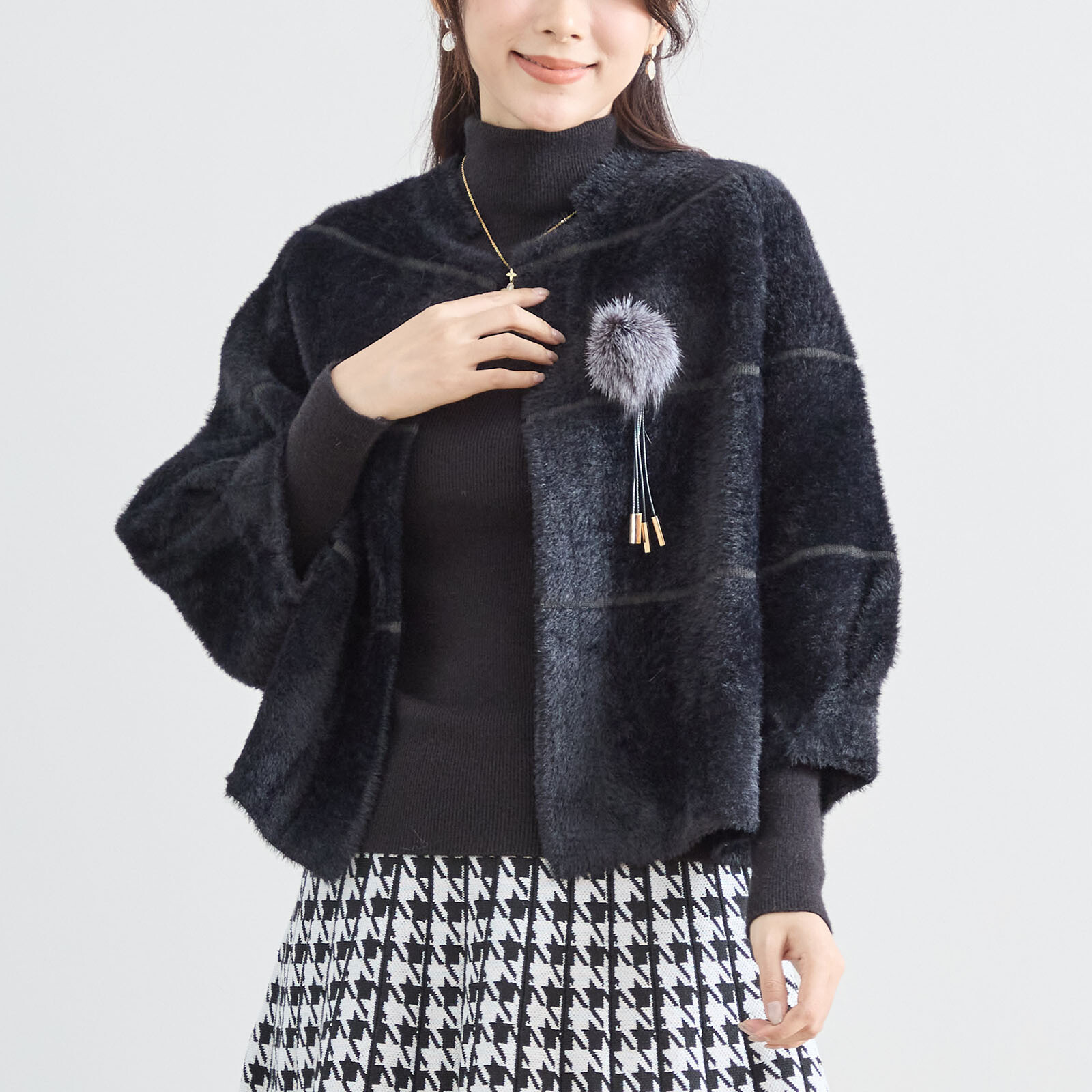 【レディース】コサージュ付きふわふわニットショートコート