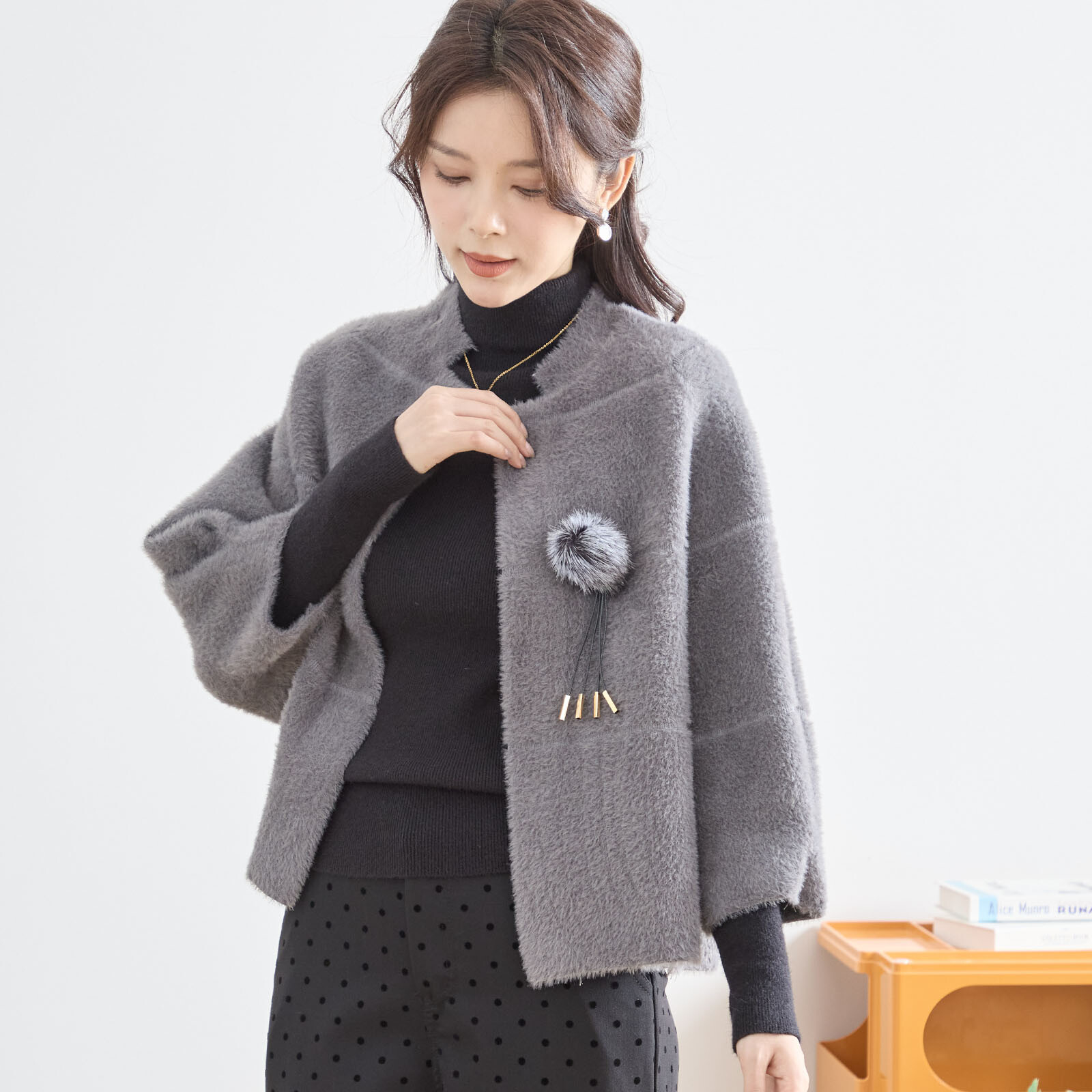 【レディース】コサージュ付きふわふわニットショートコート