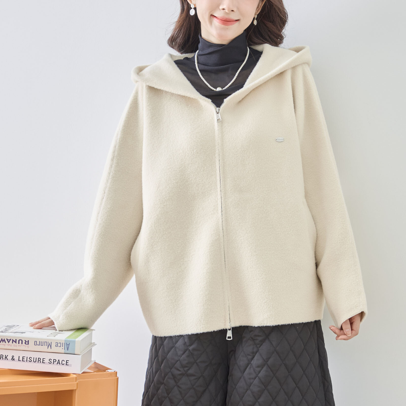 レディース】圧縮ニットワンポイントプレートフードブルゾン