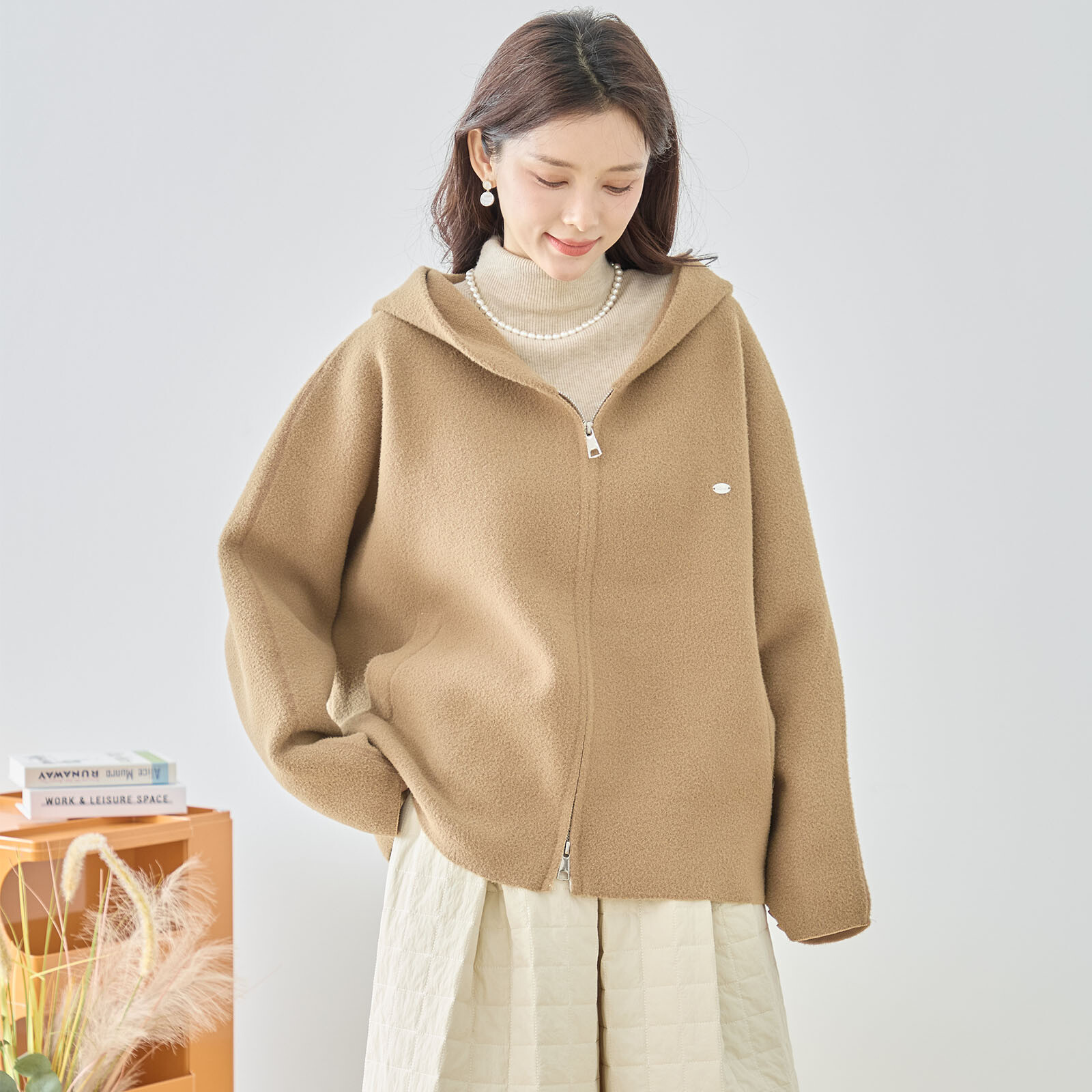 レディース】圧縮ニットワンポイントプレートフードブルゾン