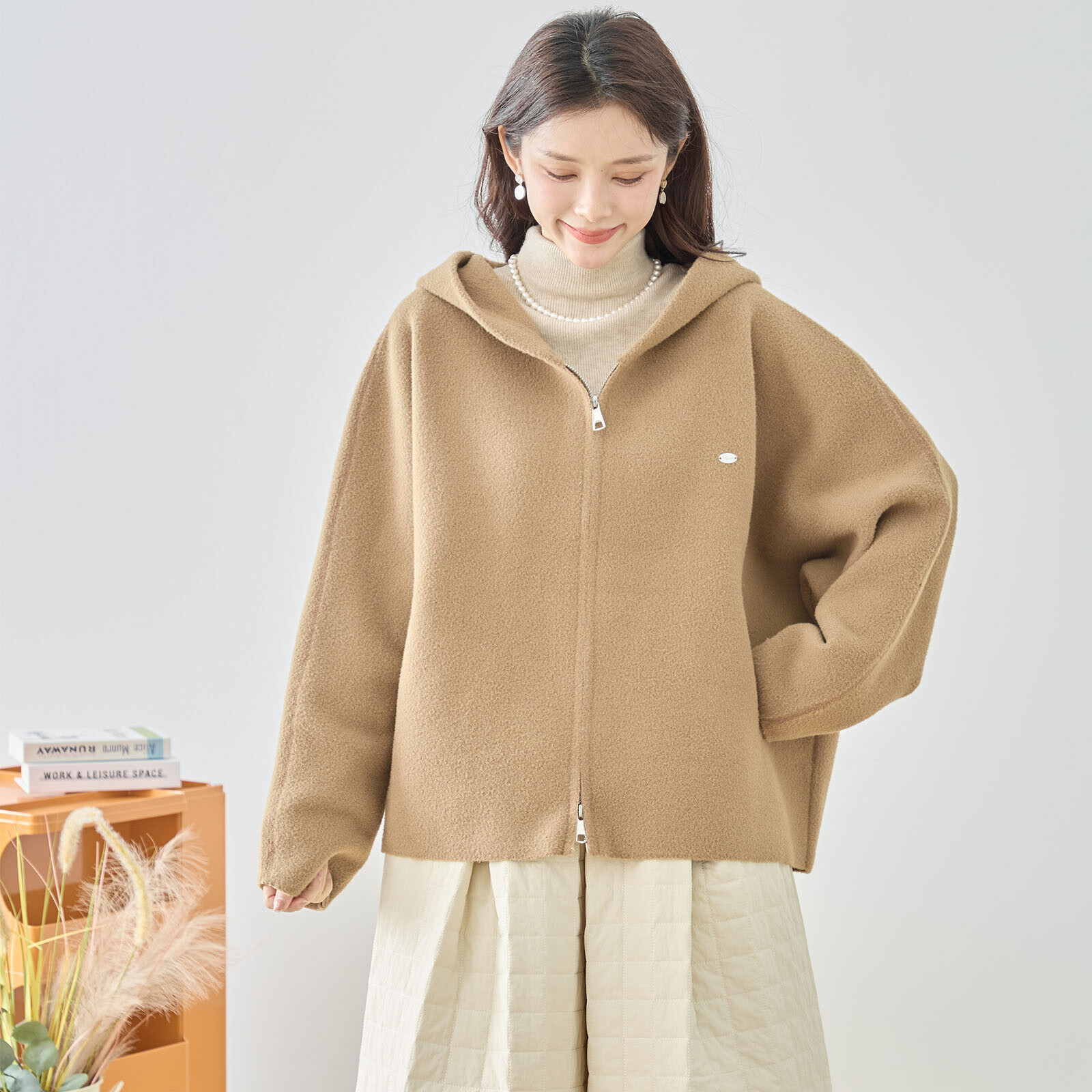 レディース】圧縮ニットワンポイントプレートフードブルゾン