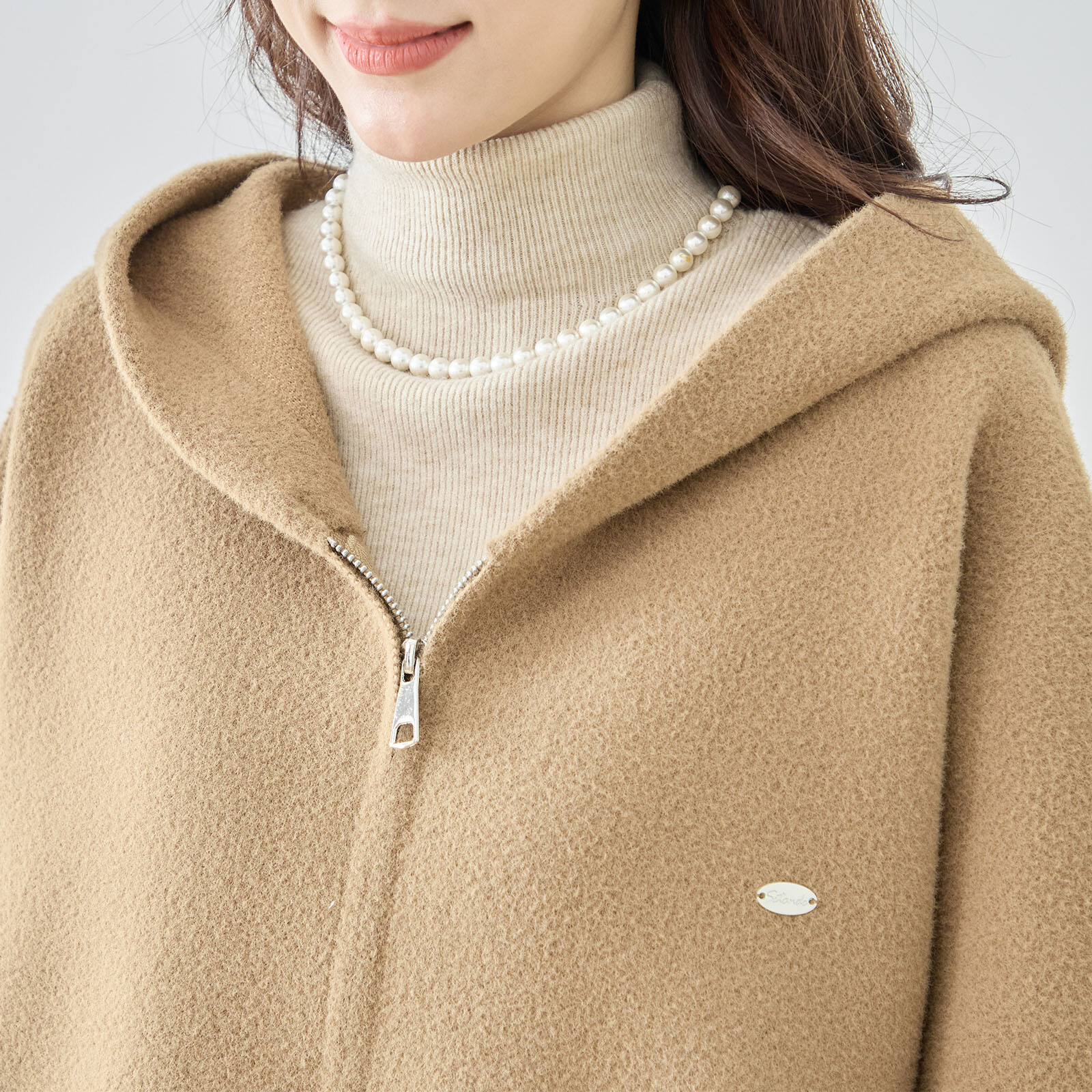 レディース】圧縮ニットワンポイントプレートフードブルゾン