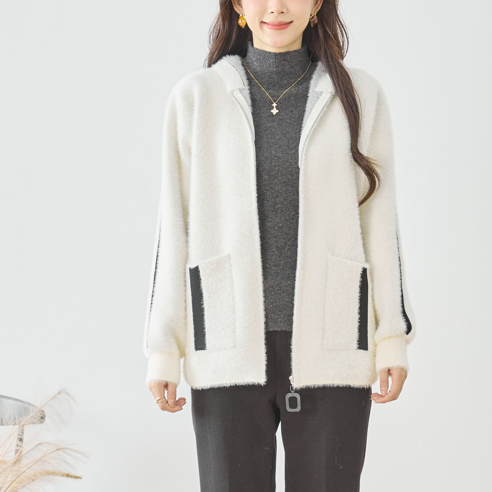 【レディース】ライン&ワッペン使いフード付きジャケット