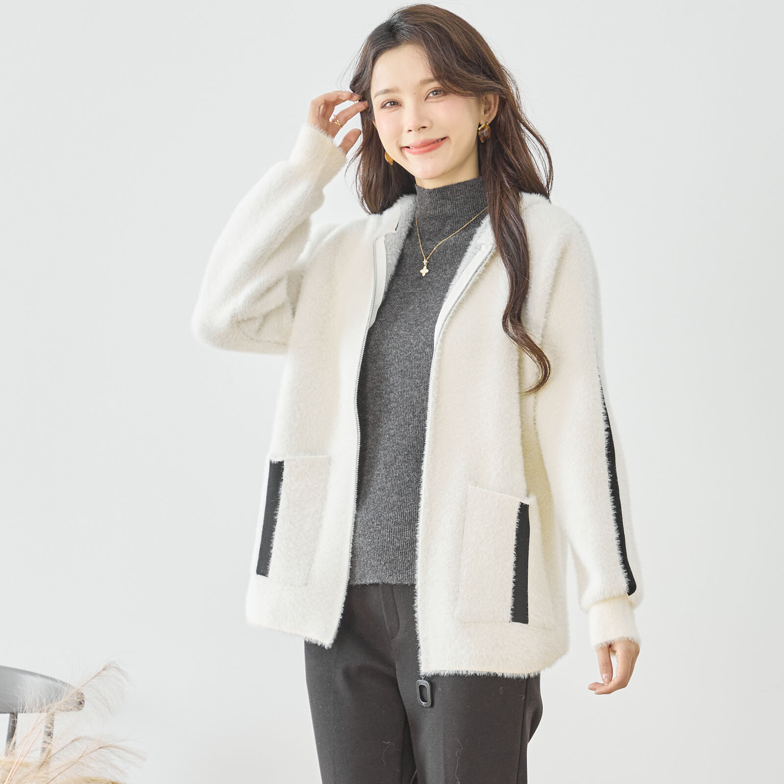 【レディース】ライン&ワッペン使いフード付きジャケット