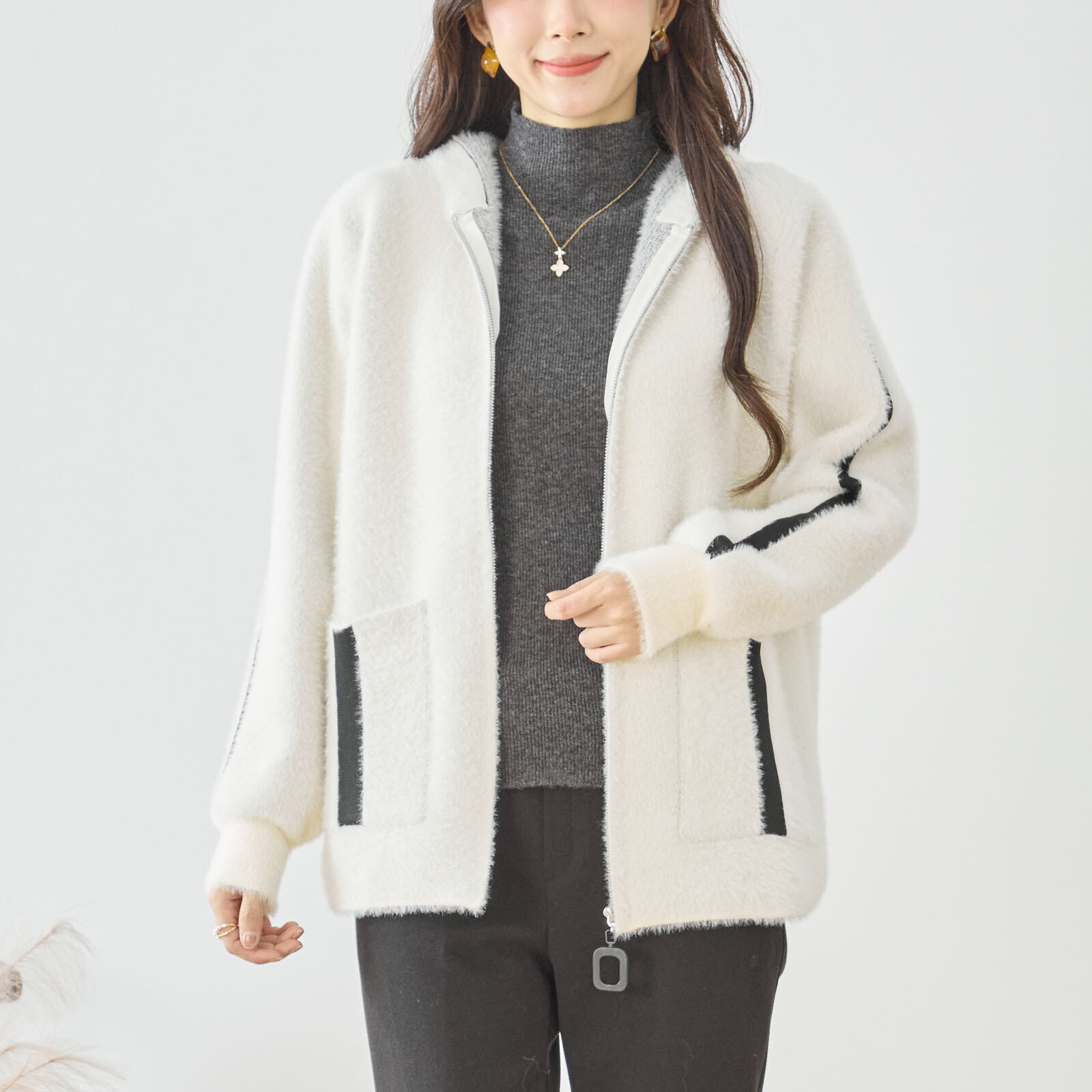 【レディース】ライン&ワッペン使いフード付きジャケット