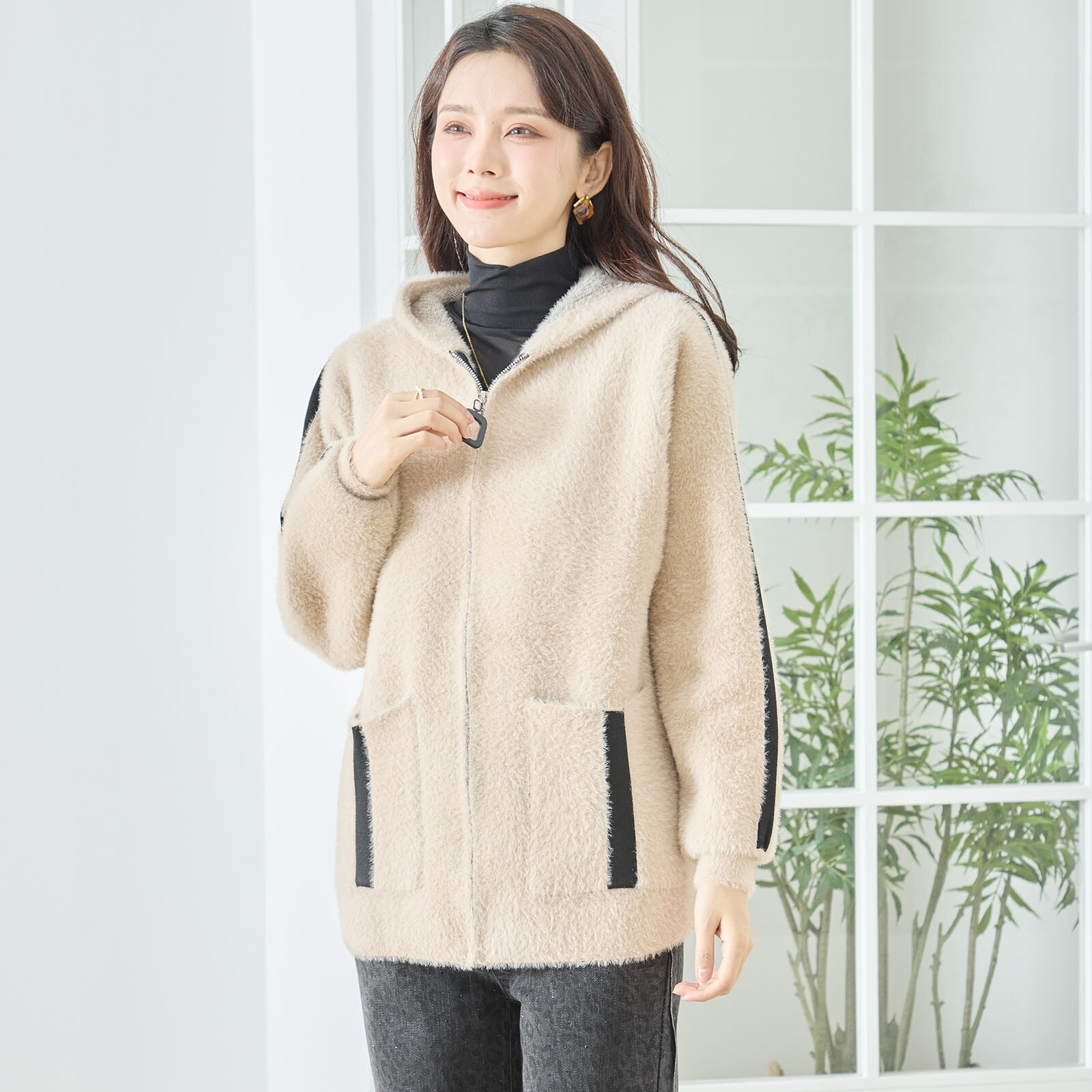 【レディース】ライン&ワッペン使いフード付きジャケット