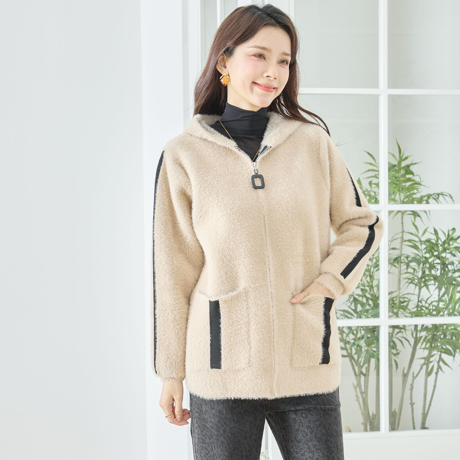 【レディース】ライン&ワッペン使いフード付きジャケット