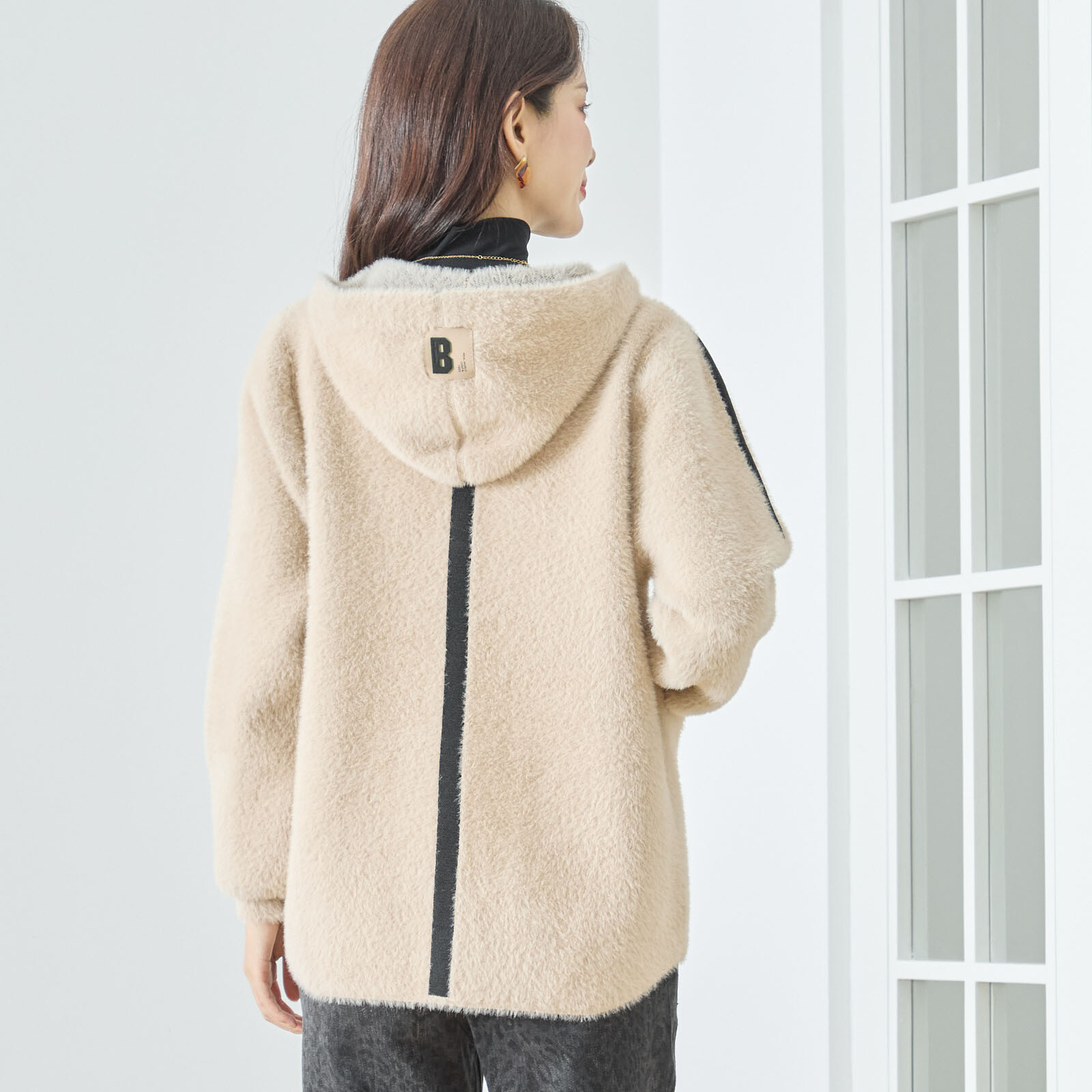 【レディース】ライン&ワッペン使いフード付きジャケット