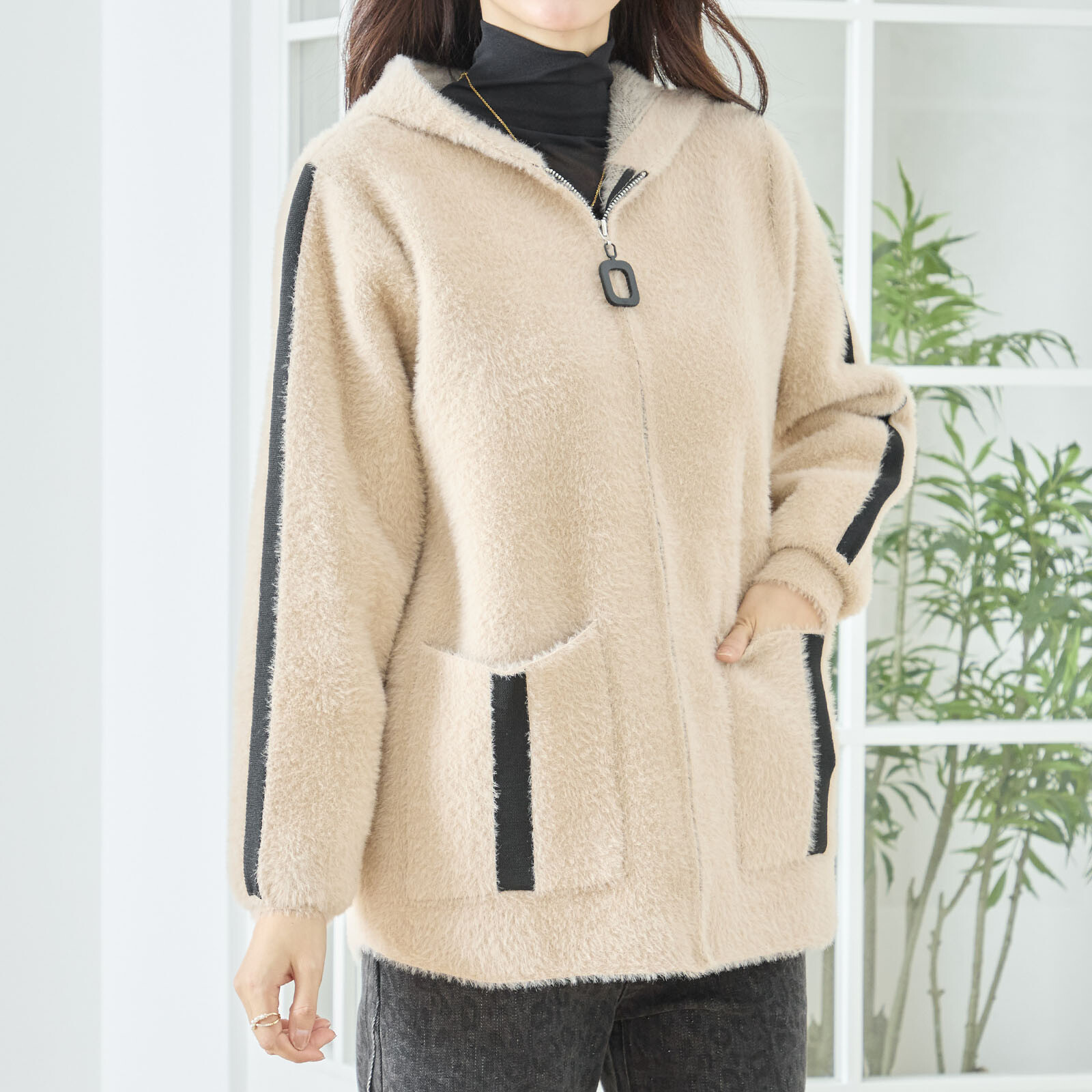 【レディース】ライン&ワッペン使いフード付きジャケット